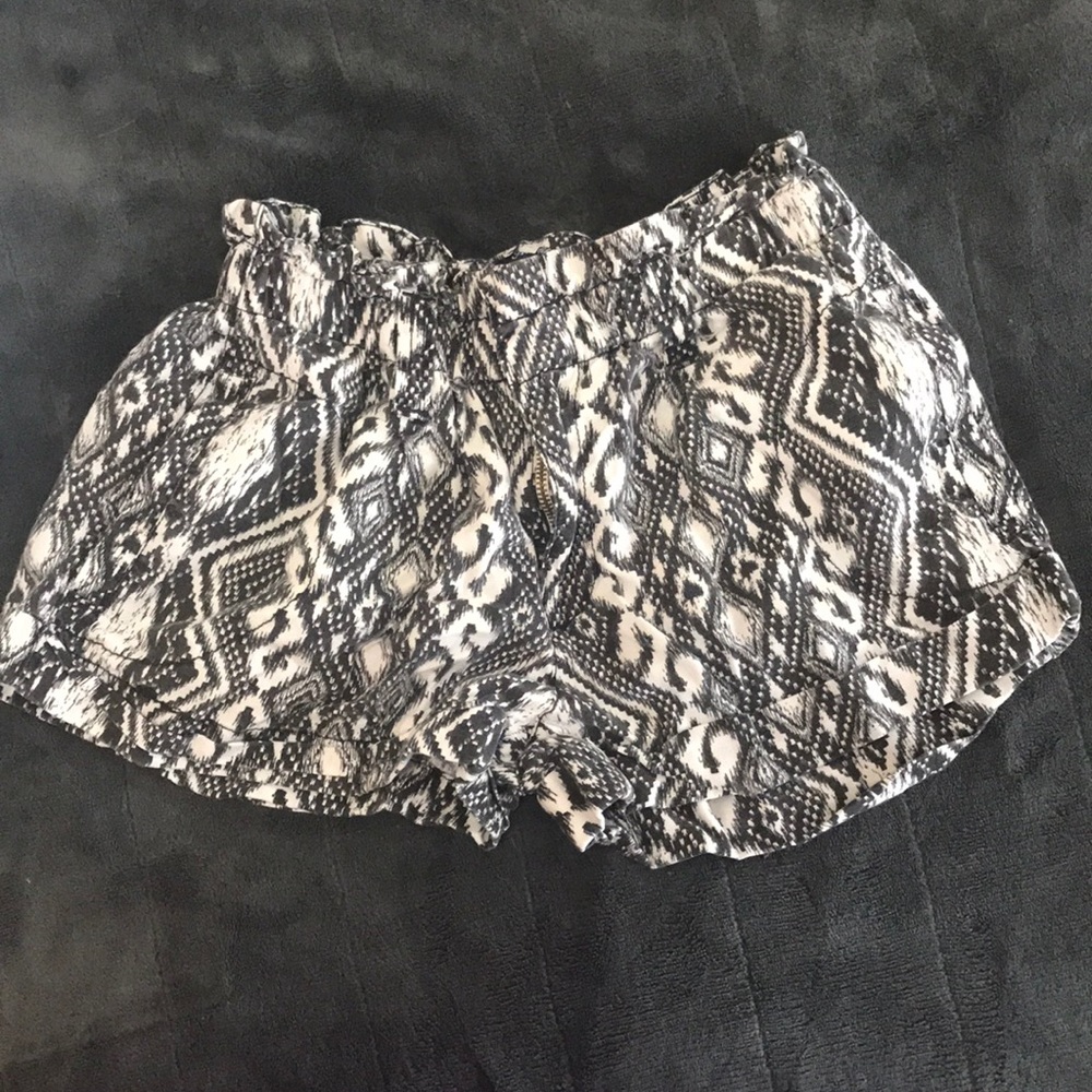 American Eagle shorts with pockets